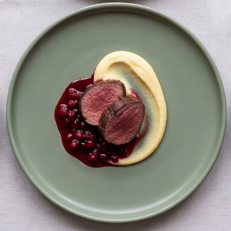 Hjort med lingon och palsternacka
